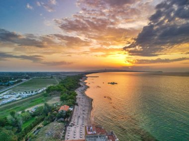 Akşam karanlığında Toskana kıyı şeridinin havadan görünüşü.