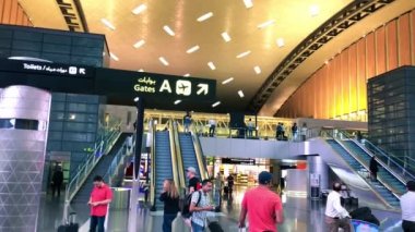 DOHA - 15 Eylül 2018: Turistler havaalanının iç kısımlarında yürüyorlar