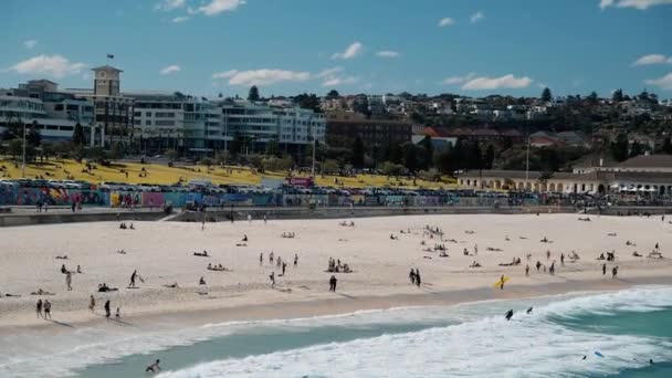 BONDI BEACH, AUSTRALIA - вересень 2018: люди насолоджуються пляжним життям у чудовий сонячний день. — стокове відео