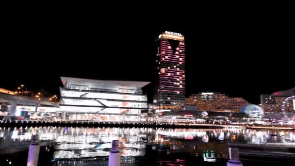 SYDNEY, AUSTRALIEN - AUGUST 2018: Barangaroo-Wolkenkratzer bei Nacht. Zeitlupe — Stockvideo