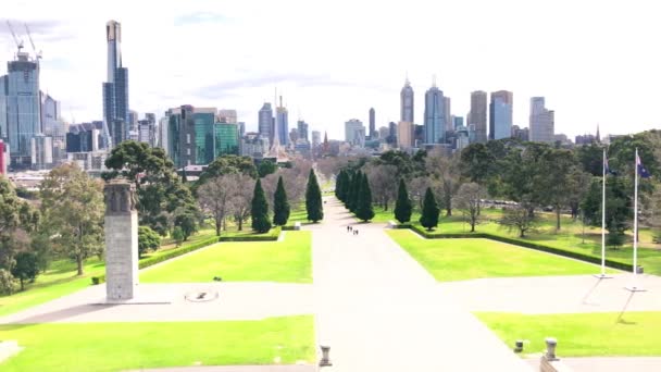 MELBOURNE - 7 ΣΕΠΤΕΜΒΡΙΟΥ 2018: Θέα στην πόλη από το Ναό της Μνήμης — Αρχείο Βίντεο