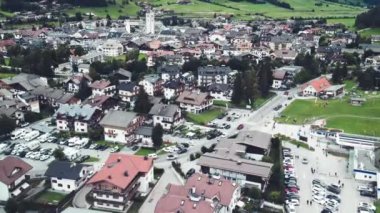 Innichen 'in yaz sezonundaki hava manzarası, San Candido silueti, İtalya
