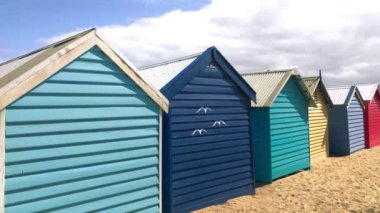 Sahildeki ünlü renkli kulübelerin panoramik manzarası, Brighton Sahili, Avustralya