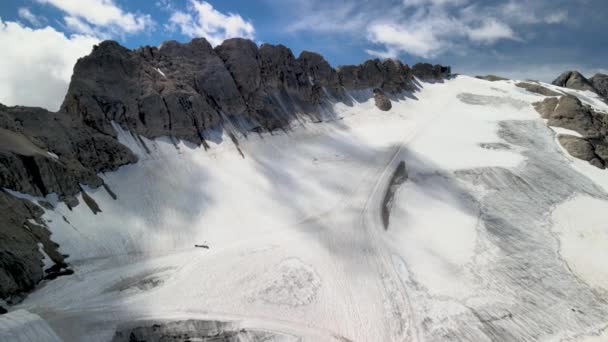 Vue aérienne imprenable sur le glacier Marmolada depuis un drone, les montagnes de Dolomite, Italie — Video