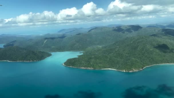 Luftaufnahme der Whitsunday Islands Archipel aus einem fliegenden Flugzeug — Stockvideo