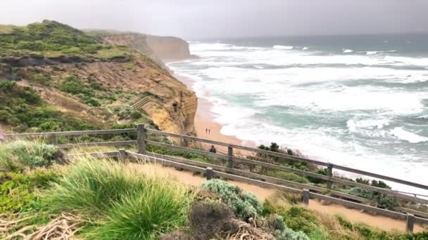 Kobieta schodząca na Gibson Steps, 12 apostołów o zachodzie słońca. Droga Wielkiego Oceanu, Australia — Wideo stockowe