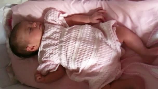 Jeune bébé dormant dans le lit, premiers jours de la vie — Video