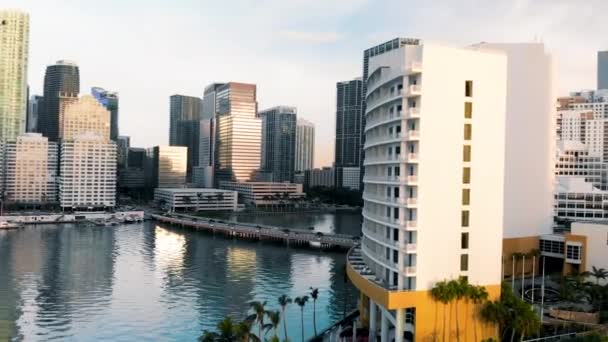 Increíble vista aérea de drones del centro de Miami y Brickell Key al amanecer, Florida — Vídeos de Stock