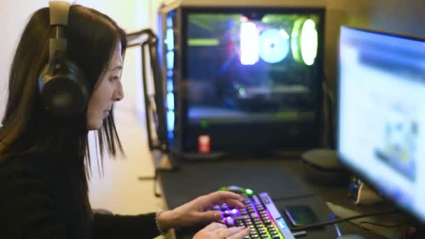 화려 한 키보드를 갖춘 현대식 탁상용 컴퓨터를 사용하는 여자들 — 비디오