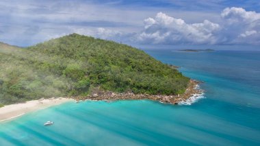 Seyşeller Sahili, güzel güneşli bir günde İHA 'dan hava manzarası.