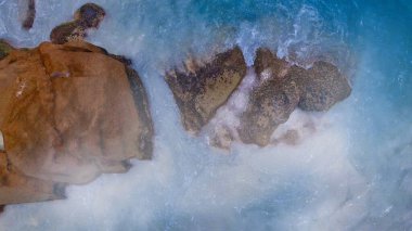 Seyşeller Sahili 'nin kayalıklı, okyanus manzaralı havadan görünüşü.