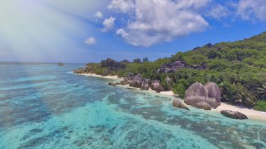 Seyşeller Sahili, güzel güneşli bir günde İHA 'dan hava manzarası.