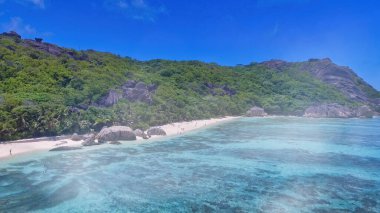 Seyşeller Sahili, güzel güneşli bir günde İHA 'dan hava manzarası.