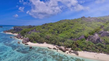 Seyşeller Sahili, güzel güneşli bir günde İHA 'dan hava manzarası.