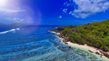 Seyşeller Sahili, güzel güneşli bir günde İHA 'dan hava manzarası.