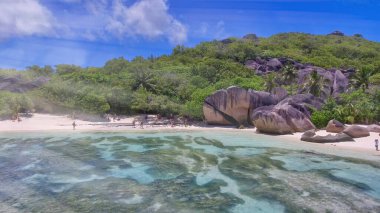 Seyşeller Sahili, güzel güneşli bir günde İHA 'dan hava manzarası.