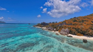 Seyşeller Sahili, güzel güneşli bir günde İHA 'dan hava manzarası.