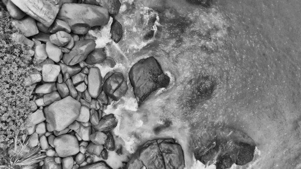 Seyşeller Sahili 'nin kayalıklı, okyanus manzaralı havadan görünüşü.