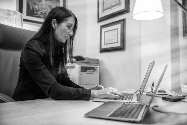Женщина Работающая Своим Ноутбуком Офисе — стоковое фото