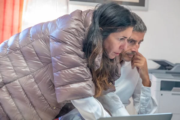 Man Vrouw Buurt Van Het Werk Plaats Met Laptop Samen — Stockfoto