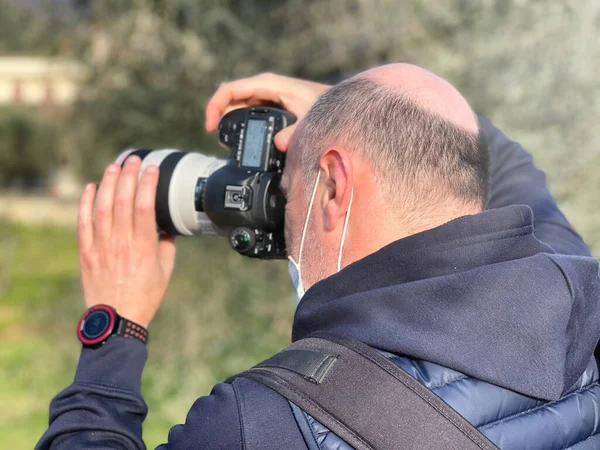 Fotógrafo Masculino Caucásico Tomando Fotos Hito — Foto de Stock