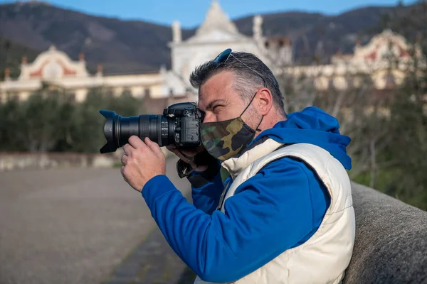 One Caucasian Male Photographer Taking Pictures Landmark — Stock Photo, Image