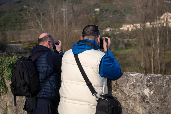 Dva Bělošští Fotografové Fotografující Památku — Stock fotografie