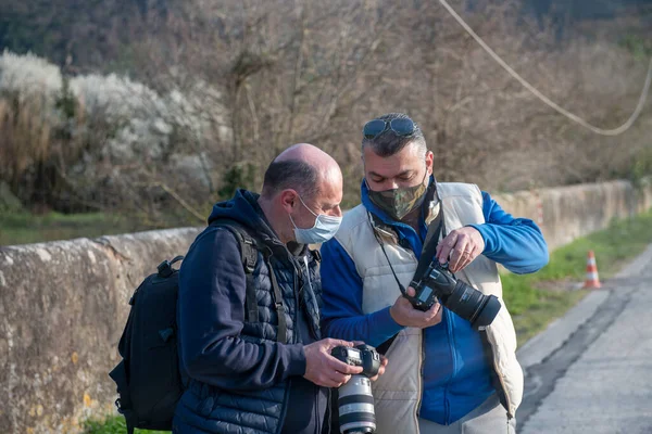 Два Кавказских Фотографа Мужчины Рассматривают Фотографии Камерах — стоковое фото