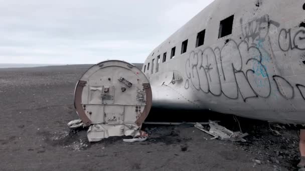 SOLHEIMASANDUR, ICELAND - AUGUST 3RD, 2019: A lezuhant repülőgép roncsai Izland partjainál Black Sand Beach — Stock videók