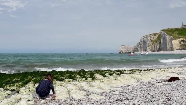 Junge Mädchen genießen den Strand von Etretat in der Normandie — Stockvideo