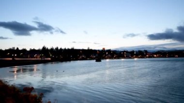 Yazın gün batımında Reykjavik 'teki Tjornin Gölü