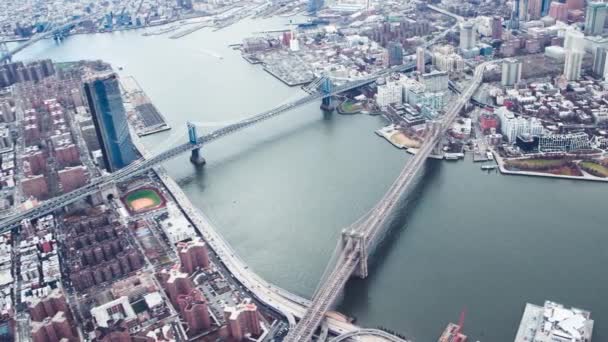 Brooklyn und Manhattan Bridge, Blick aus dem Hubschrauber, New York City Zeitlupe — Stockvideo