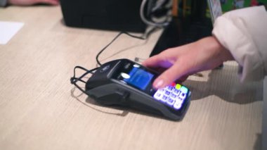 Tezgahtaki kredi kartıyla nakit ödeme.