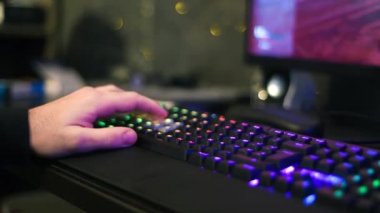 Çok renkli bilgisayar klavyesi kullanan adam