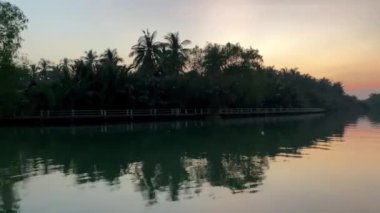 Günbatımında tekneleri olan Amphawa Nehri, Tayland