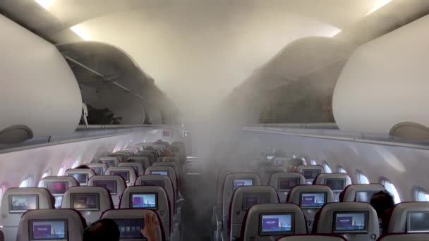 살균 스프레이가 비행기 안에 있어요. 세계적 인 유행병이 된 세균성 자 — 비디오