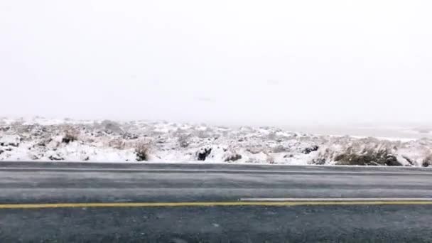 Estrada da montanha durante uma tempestade de inverno de neve — Vídeo de Stock