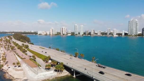 Повітряний безпілотник Rickenbacker Causeway and Downtown Miami в сонячний день, Флорида — стокове відео