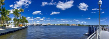 BATI PALM BEACH, FL - Şubat 2016: Güneşli bir kış gününde şehrin ufuk çizgisi olan güzel göl.