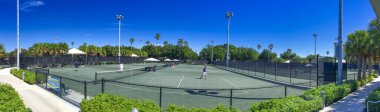 MIAMI BEACH, FL - FEBRUARY 2016: Miami Beach Tenis Kulübü 'nün tenis kortları güzel bir kış gününde.