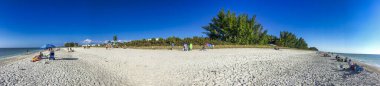SANIBEL, FL - FEBRUARY 2016: Güneşli bir kış gününde ünlü Captiva Adası boyunca turistler. Panoramik görünüm.
