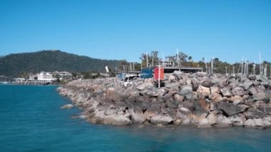Queensland, Avustralya 'da hareket halindeki bir tekneden görüldüğü gibi Airlie Beach' in güzel limanı.