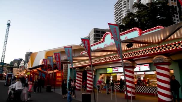 SYDNEY, AUSTRÁLIA - AGOSTO 2018: Sydney Luna Park ao pôr-do-sol. Movimento lento — Vídeo de Stock