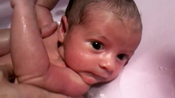 Jeune bébé faire son premier bain à la maison — Video