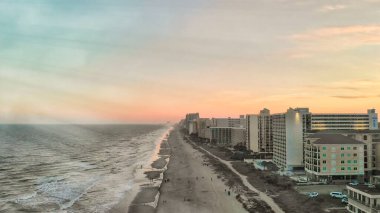 Myrtle Sahili 'nin hava manzarası gün batımında İHA bakış açısından, Güney Carolina.