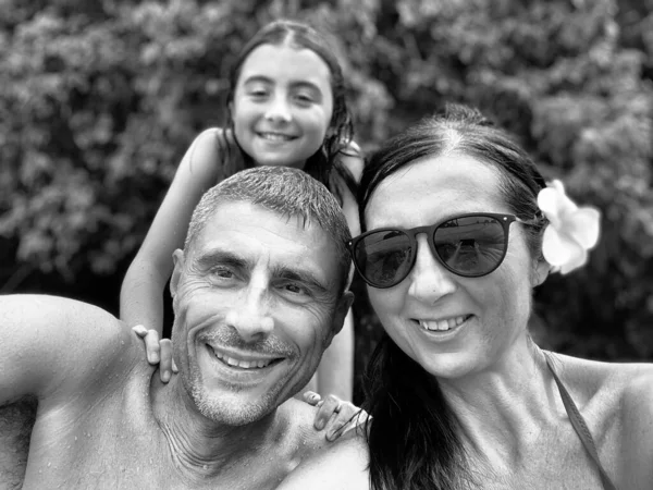 Pareja Feliz Unas Vacaciones Tropicales Con Hija — Foto de Stock