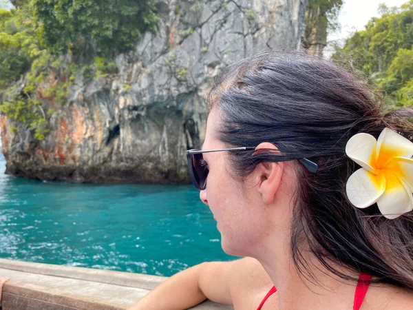 Щаслива Жінка Відпустці Тропічному Острові Вид Ззаду — стокове фото