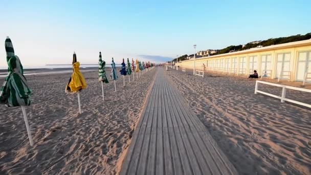 トラウビル、ノルマンディー。夏のビーチ沿いの遊歩道スローモーション — ストック動画