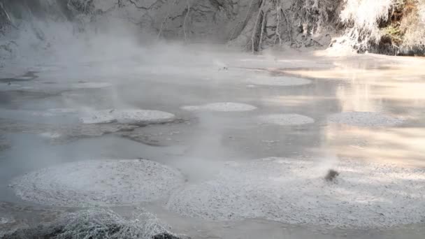 Piscinas de barro con líquido hirviendo, valle geotérmico natural. Movimiento lento — Vídeos de Stock