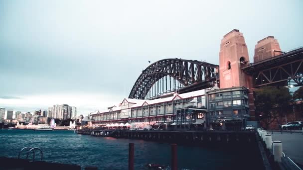 Vacker utsikt över Sydney Harbour Bridge från Walsh Bay, Sydney, Australien. Långsamma rörelser — Stockvideo